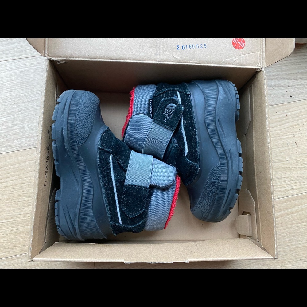 The North Face alpenglow toddler snow boot